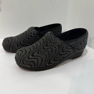 Sanita Gray and Black Wave Pattern Clogs size 42 (11 - 12)